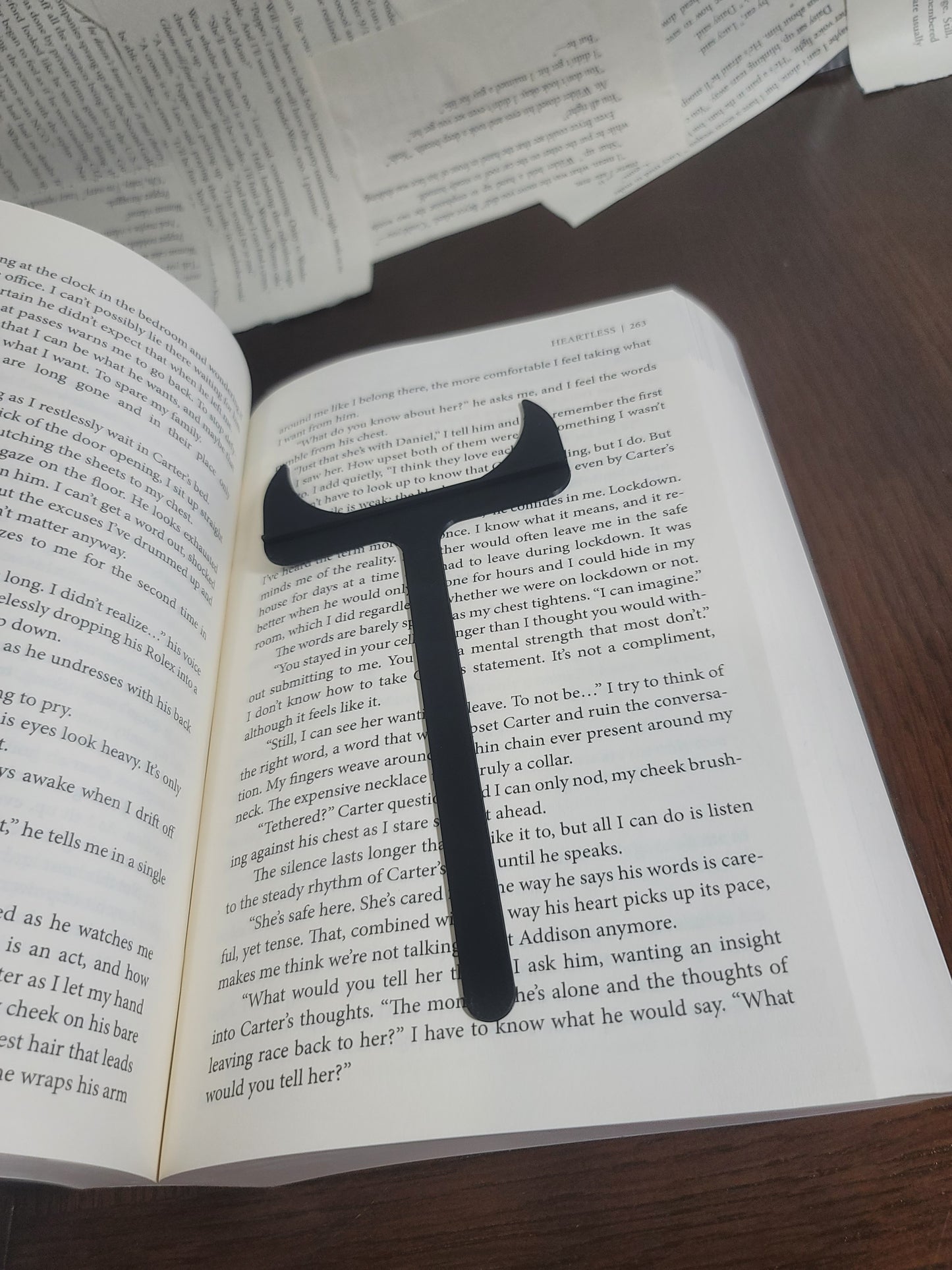 Sinful Horns Bookmark – Bold 3D Printed Marker for Dark Romance Lovers