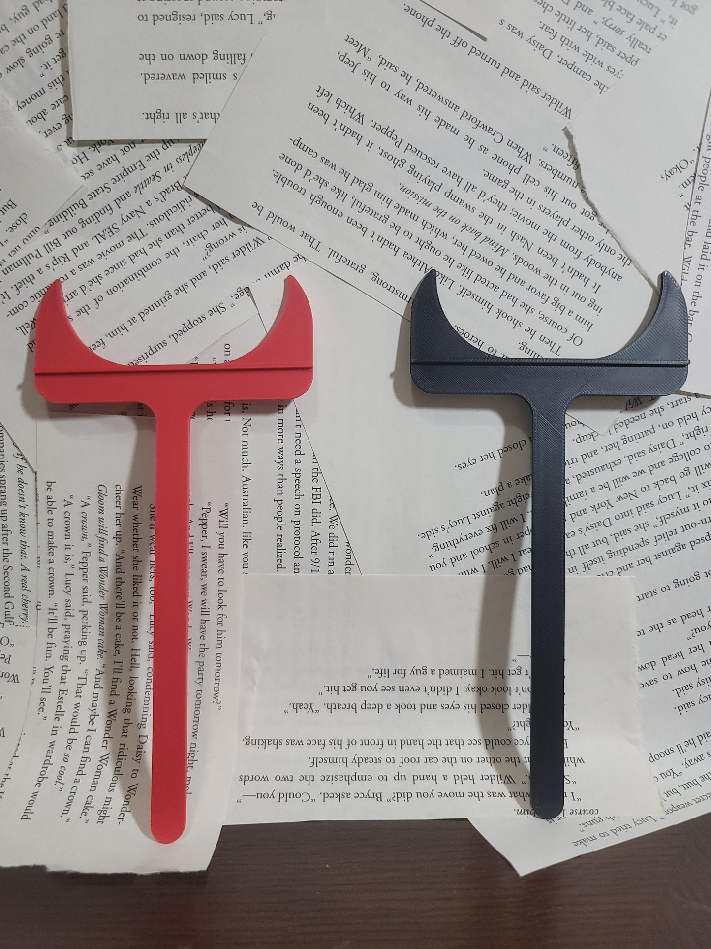 Sinful Horns Bookmark – Bold 3D Printed Marker for Dark Romance Lovers